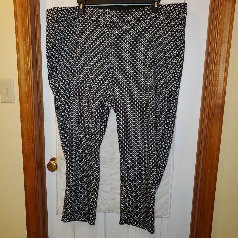 Lane Bryant 28 black white pattern The Lena capris crop ankle pants stretch